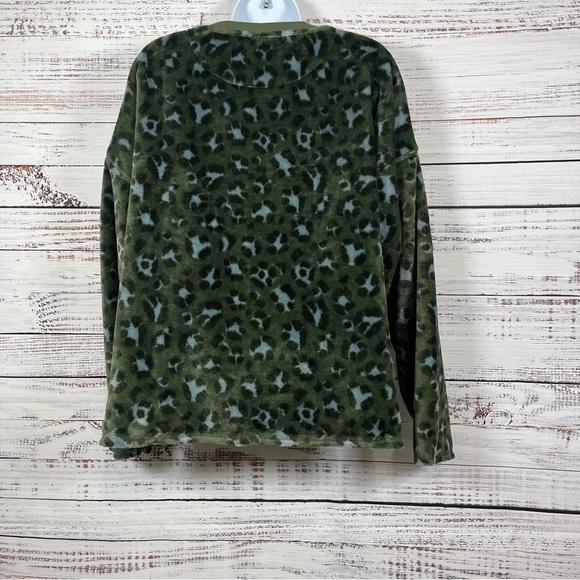 Aerie Green Cheetah Print Fleece Long Sleeve Loungewear Top - Picture 5 of 12